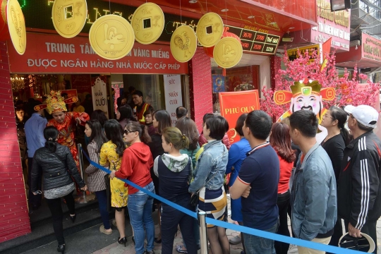 Peringati Hari Dewa Kekayaan, ratusan warga Vietnam serbu toko emas