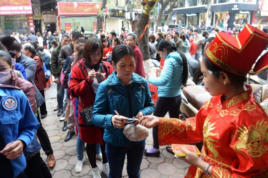 Peringati Hari Dewa Kekayaan, ratusan warga Vietnam serbu toko emas