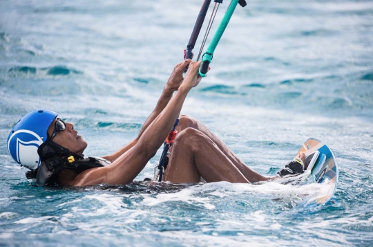 Serunya Obama main layang surfing isi liburan di Pulau Moskito