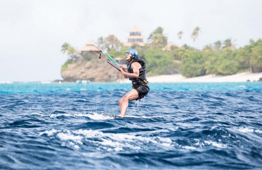 Serunya Obama main layang surfing isi liburan di Pulau Moskito