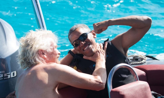 Serunya Obama main layang surfing isi liburan di Pulau Moskito