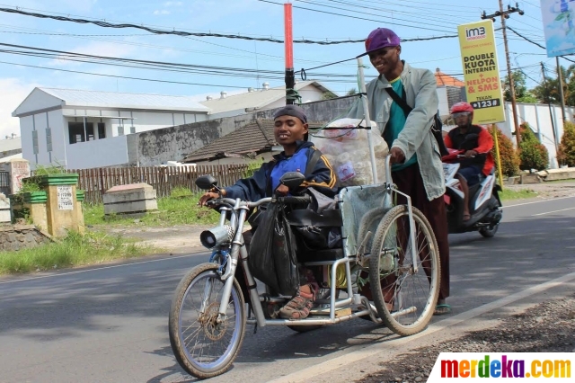 Foto : Potret persahabatan sejati si Buta dan si Lumpuh yang bikin haru| merdeka.com