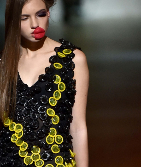 Uniknya gaun terbuat dari kondom di Ukraine Fashion Week