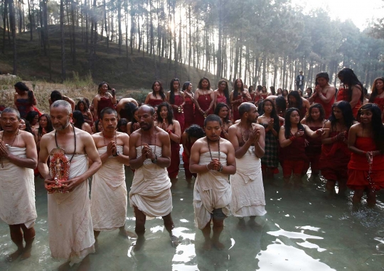 Intip ritual wanita Hindu mencari jodoh di hutan pedalaman Nepal