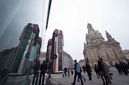 Bus berdiri tegak hebohkan Jerman