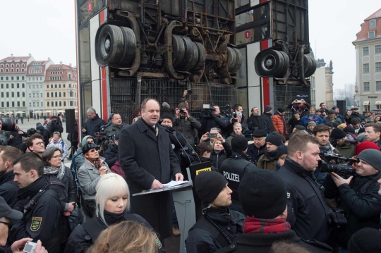 Bus berdiri tegak hebohkan Jerman