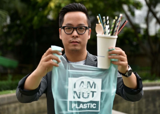 Ini plastik Avani Eco yang bisa larut dalam air dan aman diminum