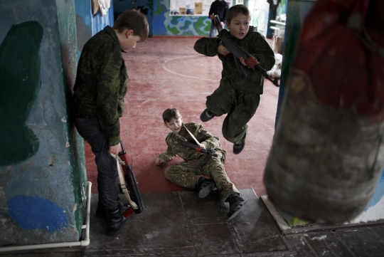Intip anak-anak Rusia jalani kerasnya latihan militer