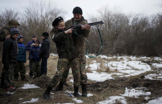 Intip anak-anak Rusia jalani kerasnya latihan militer