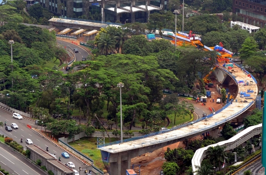 Memantau perkembangan proyek Simpang Susun Semanggi