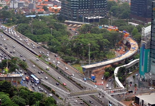 Memantau perkembangan proyek Simpang Susun Semanggi