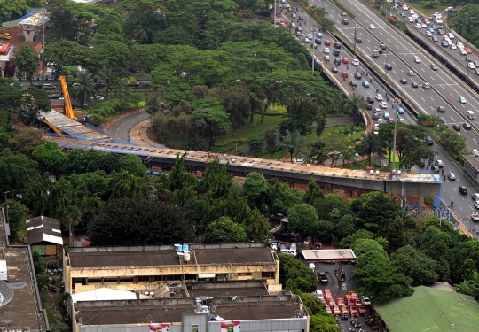 Memantau perkembangan proyek Simpang Susun Semanggi