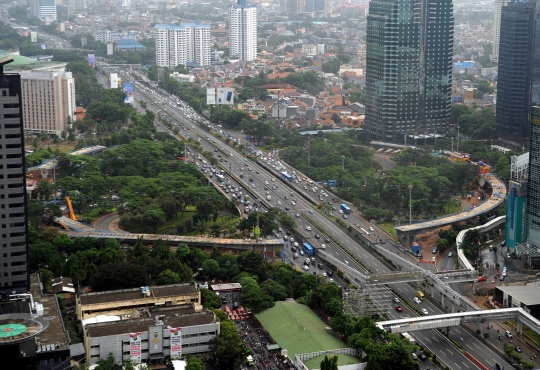 Memantau perkembangan proyek Simpang Susun Semanggi