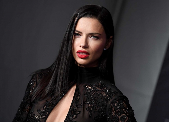 Pose sensual Adriana Lima di amfAR New York Gala 2017