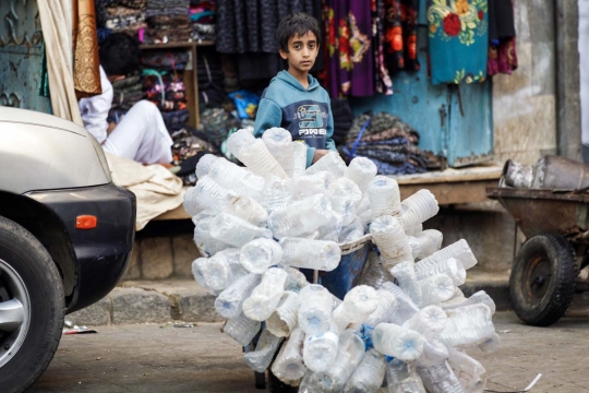 Potret kehidupan anak-anak di Yaman berubah jadi kelas pekerja