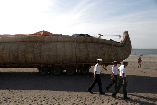 Perahu dari alang-alang ini akan berlayar ke Australia dari Chile