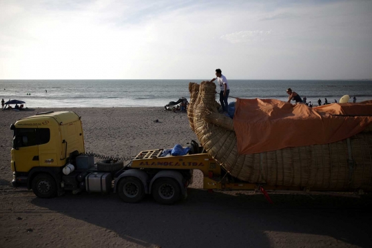 Perahu dari alang-alang ini akan berlayar ke Australia dari Chile