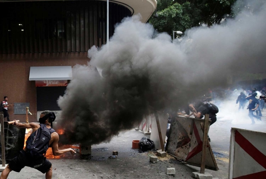 Sengitnya bentrokan massa anti-pemerintah dengan aparat di Brasil