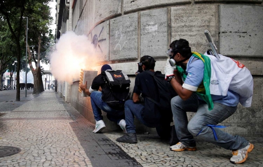 Sengitnya bentrokan massa anti-pemerintah dengan aparat di Brasil
