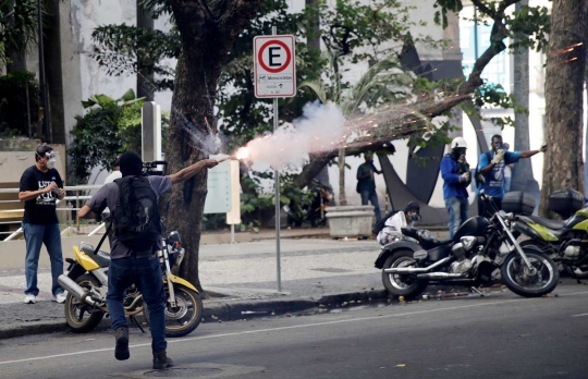 Sengitnya bentrokan massa anti-pemerintah dengan aparat di Brasil