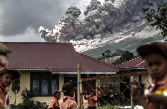 Sinabung kembali erupsi