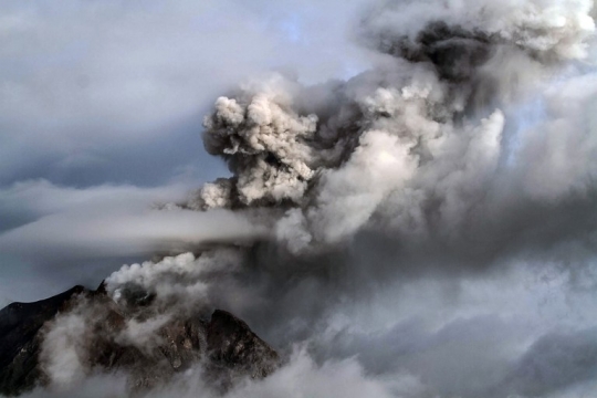 Sinabung kembali erupsi