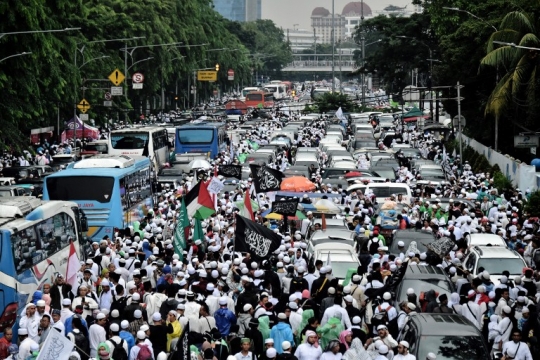 Massa aksi 112 saat banjiri jalanan jantung ibu kota