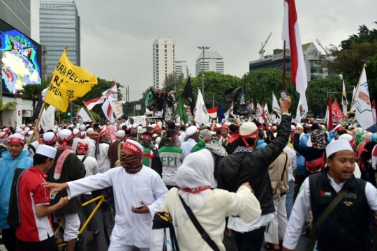 Massa aksi 112 saat banjiri jalanan jantung ibu kota