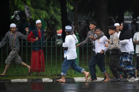 Massa aksi 112 saat banjiri jalanan jantung ibu kota