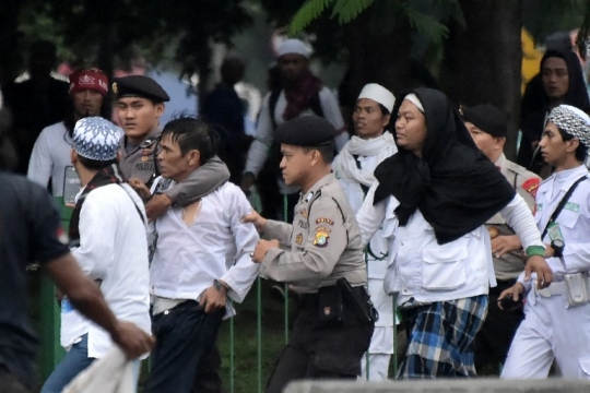 Massa aksi 112 saat banjiri jalanan jantung ibu kota