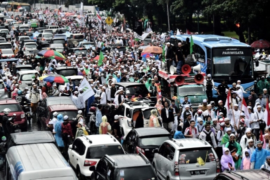 Massa aksi 112 saat banjiri jalanan jantung ibu kota