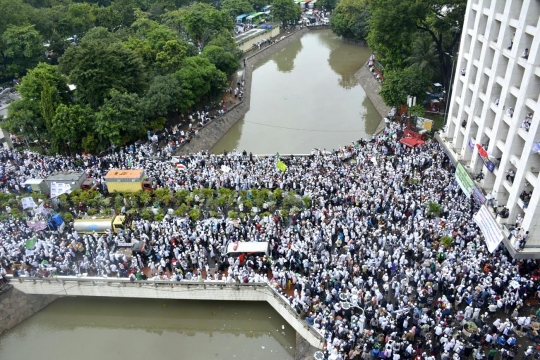 Pantauan udara saat massa aksi 112 padati Istiqlal hingga Katedral