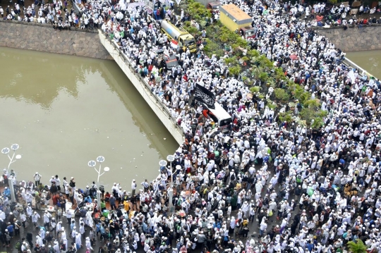 Pantauan udara saat massa aksi 112 padati Istiqlal hingga Katedral