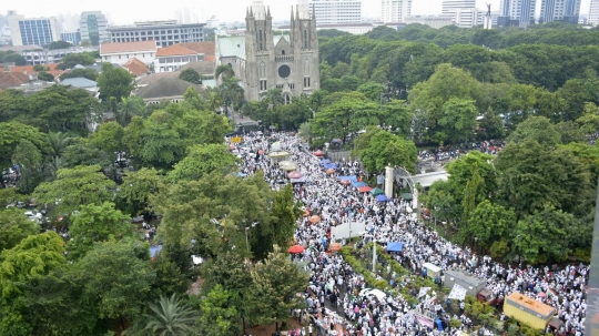 Pantauan udara saat massa aksi 112 padati Istiqlal hingga Katedral