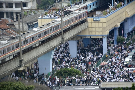 Pantauan udara saat massa aksi 112 padati Istiqlal hingga Katedral
