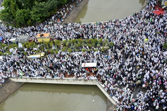 Pantauan udara saat massa aksi 112 padati Istiqlal hingga Katedral