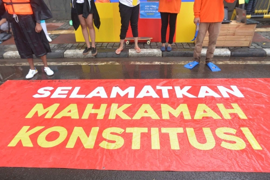 Aksi Selamatkan MK