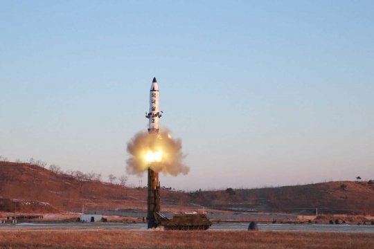 Bangganya Kim Jong-un sukses luncurkan roket pembawa nuklir