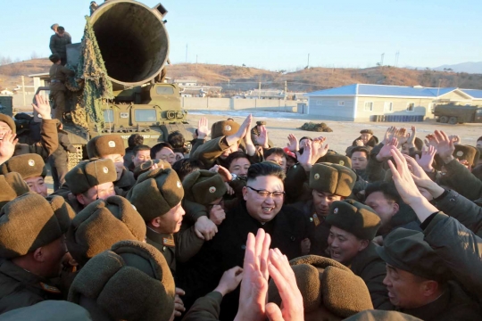Bangganya Kim Jong-un sukses luncurkan roket pembawa nuklir