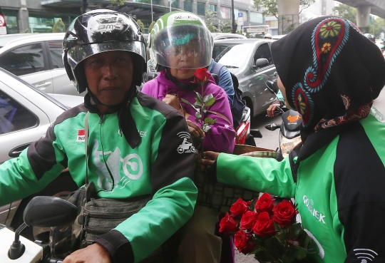 Meriahkan Valentine, driver GO-JEK bagikan mawar ke penumpang