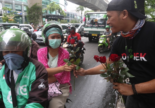 Meriahkan Valentine, driver GO-JEK bagikan mawar ke penumpang