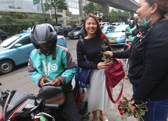 Meriahkan Valentine, driver GO-JEK bagikan mawar ke penumpang