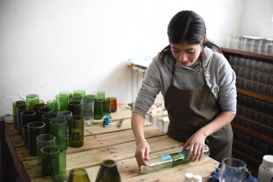 Kreativitas wanita Guatemala sulap botol jadi gelas bernilai tinggi