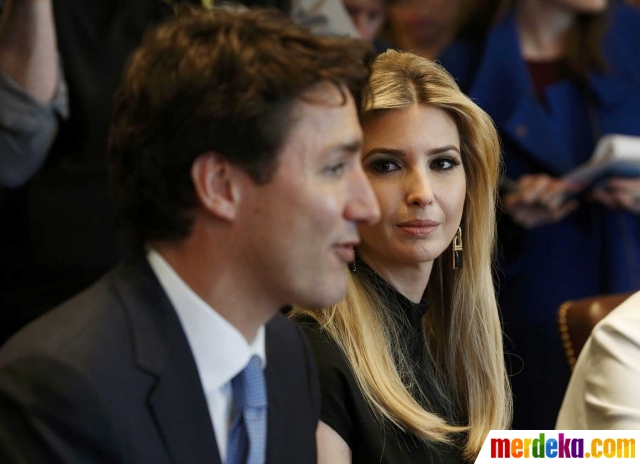 Tatapan Ivanka Trump terpaku pandangi PM ganteng Kanada. Putri dari Presiden AS Donald Trump itu menyambut kunjungan PM Kanada di acara pertemuan diskusi dengan pengusaha wanita dan pelaku bisnis di Gedung Putih, Washington.