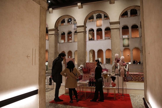 Mengunjungi Fondaco dei Tedeschi, mal mewah di gedung abad ke-13