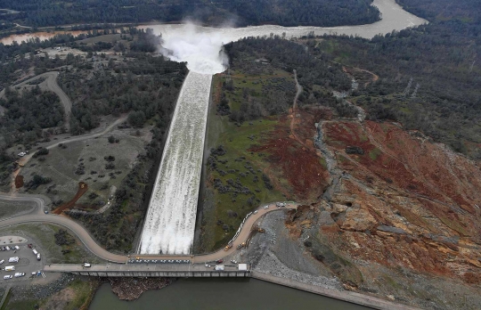 Kerusakan parah akibat hantaman air bah dari bendungan tertinggi AS