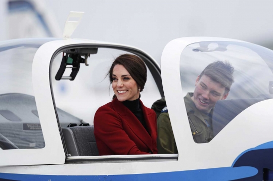 Ekspresi Kate Middleton menjajal kokpit pesawat latih