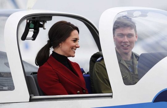 Ekspresi Kate Middleton menjajal kokpit pesawat latih