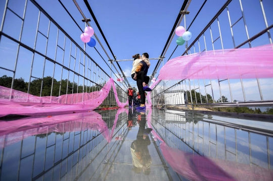 Ekstremnya lomba berciuman di atas jembatan kaca tertinggi China