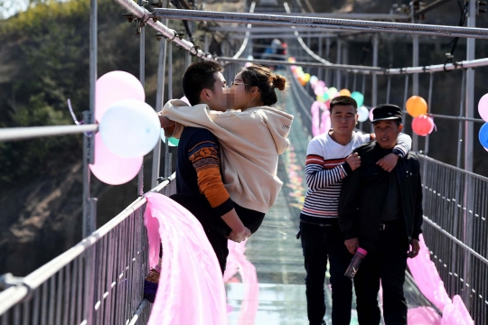 Ekstremnya lomba berciuman di atas jembatan kaca tertinggi China